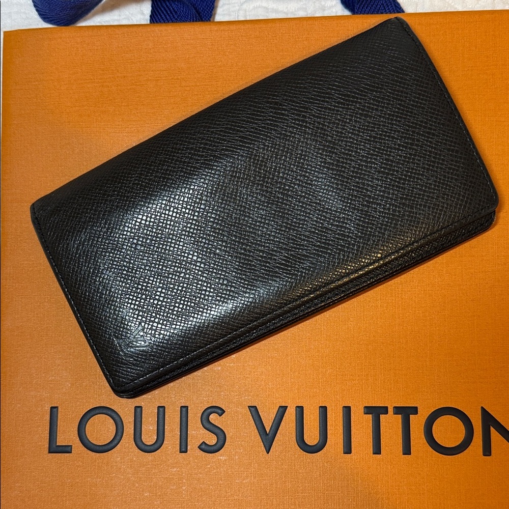 Louis Vuitton Taiga Brazza Black Bifold Wallet - Unisex